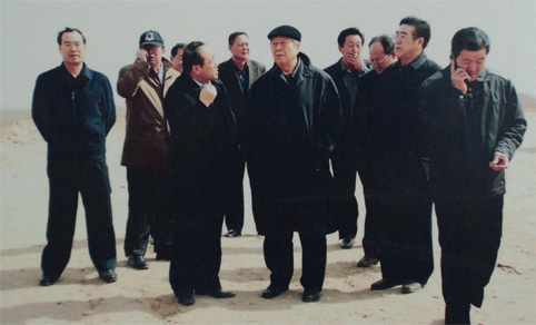 2008年3月原自治區黨委書記王群（前中）等領導來風水梁考察