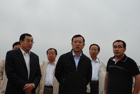 中國藝術研究院院長、非遺中心主任連緝（左二）等領導來風水梁考察
